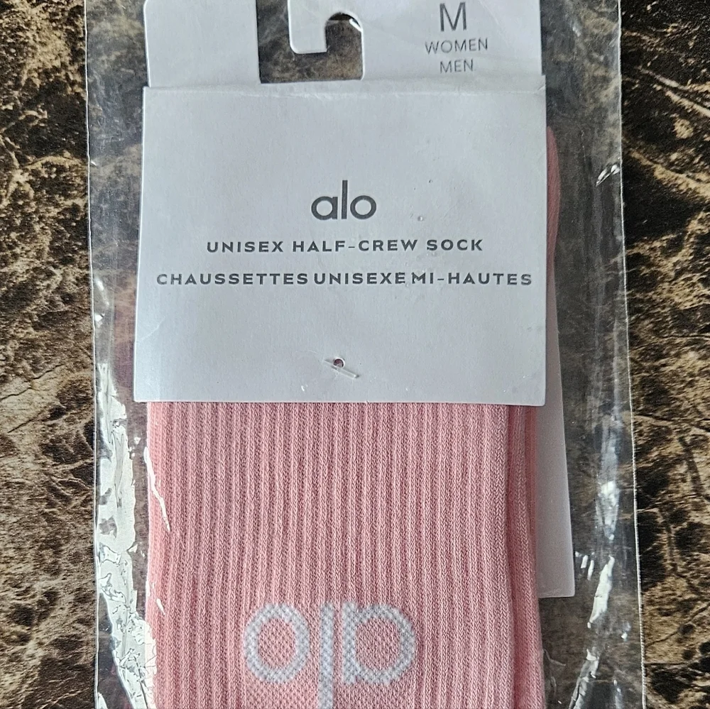 NWT-ALO Yoga Unisex Half-Crew Sock - Pink - Picture 1 of 4